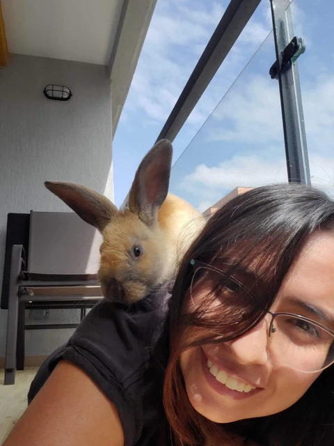 Coco junto al hombro de una persona que sonríe.